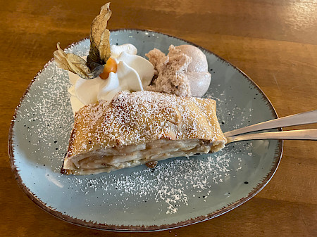 Auch super lecker: Warmer Apfelstrudel mit Vanilleeis.
